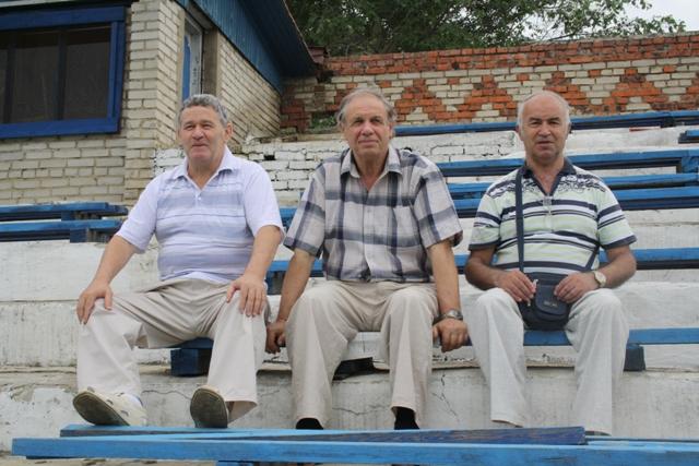 В Биробиджане хоккеисты обыграли футболистов