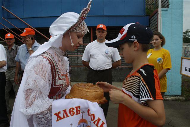 Участников встречали хлебом и солью