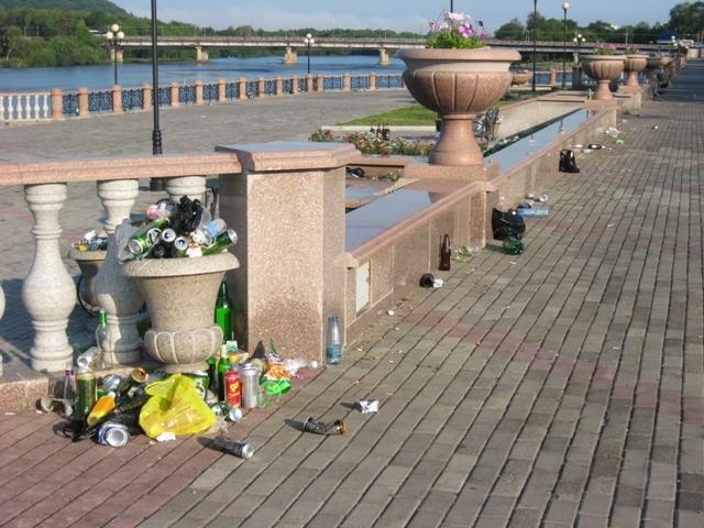 Места празднования Дня металлурга в Биробиджане превратились в помойку