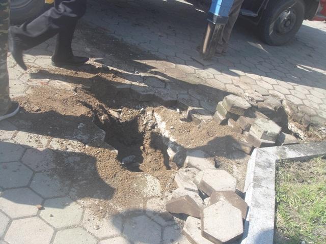 Пьяный водитель сбил мраморные колонны на пешеходной зоне в Биробиджане