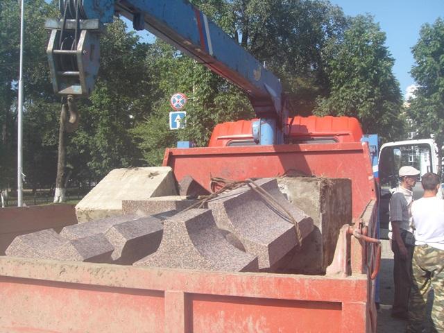 Пьяный водитель сбил мраморные колонны на пешеходной зоне в Биробиджане
