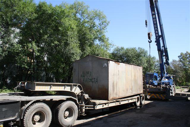 Незаконно установленные гаражи вывозят с улиц Биробиджана