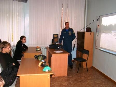 Биробиджанские спасатели провели урок гражданской обороны для старшеклассников