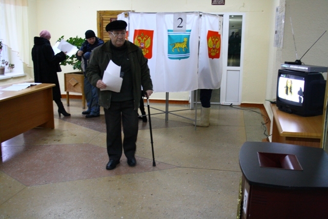 Мэр Биробиджана Андрей Пархоменко проголосовал вместе с семьей