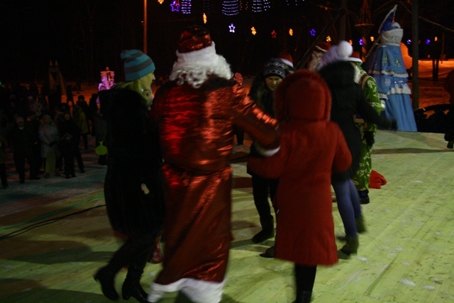 В Новогоднюю ночь в Биробиджане горожан развлекала Академия Дедов Морозов