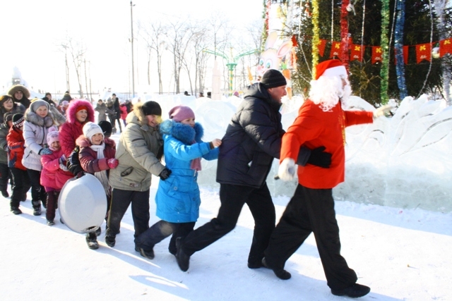 Самый длинный хоровод вокруг елки в Биробиджане водили в ледовом городке