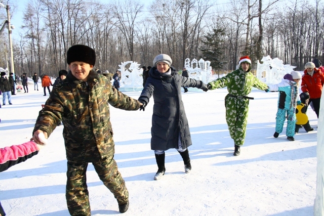 Самый длинный хоровод вокруг елки в Биробиджане водили в ледовом городке