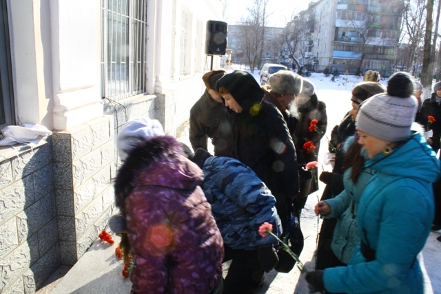 Участники митинга возложили цветы