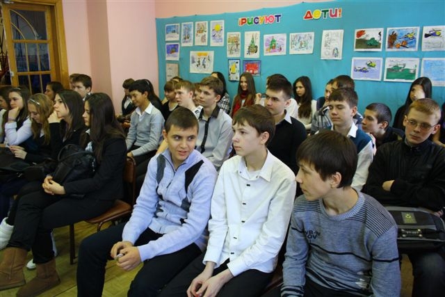 Преподаватели и студенты колледжа культуры выступили перед старшеклассниками в Биробиджане