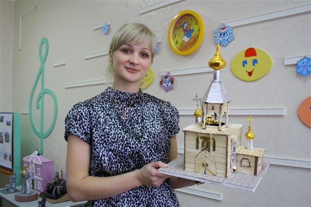Воспитатель Антонина Чернова склеила модель храма из спичек