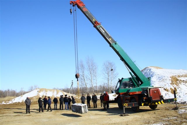 Будущие крановщики осторожно поднимали бетонный блок