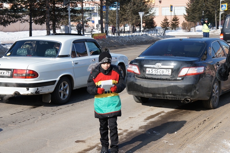 Школьники вышли сегодня на проезжую часть в центре Биробиджана