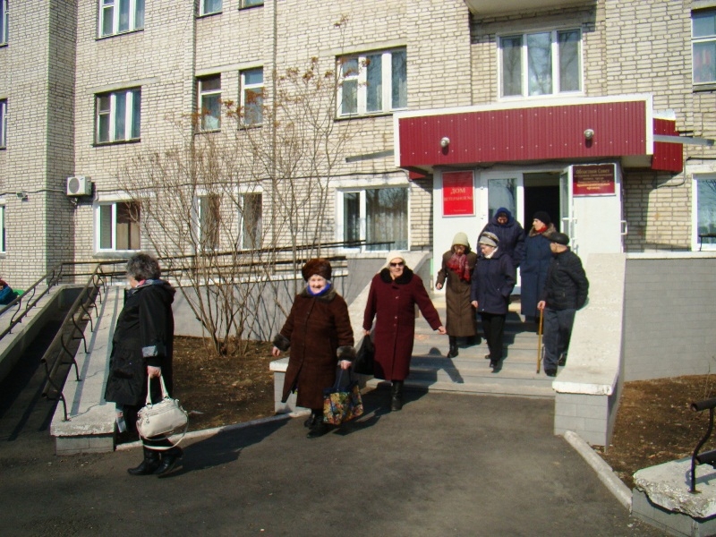 По звонку пожарной сигнализации пожилые люди стали выходить из своих комнат