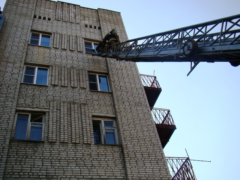К окну пятого этажа огнеборцы подняли лестницу