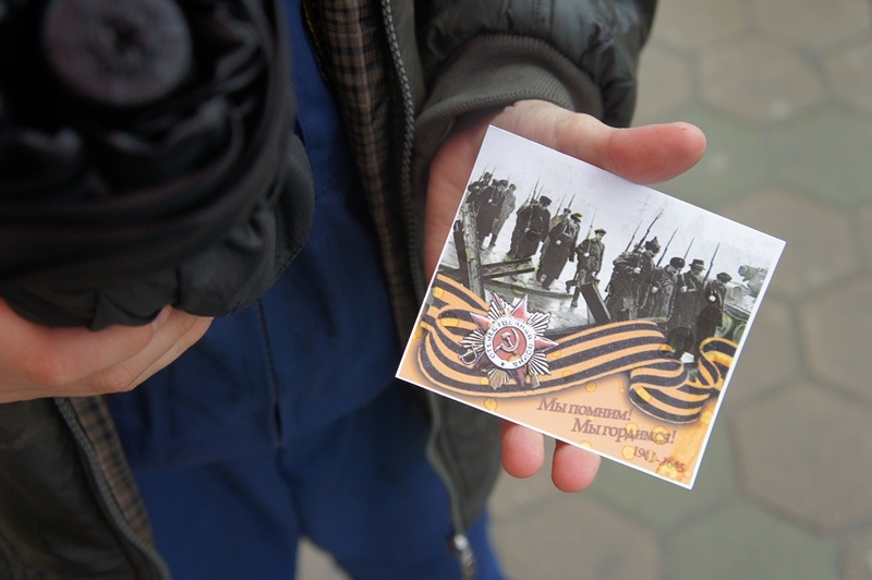 Тем, кто еще не знает, что такое Георгиевская ленточка участники акции вручали небольшие п