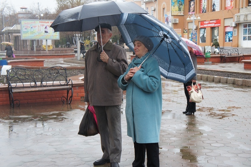 Несмотря на непогоду, биробиджанцы не проходили мимо, а останавливались, чтобы послушать живую музыку