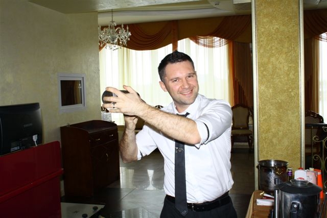 Бармен Вадим Мурашкин готовит напитки