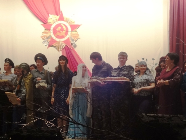 Выступавшие на сцене в финале награждены от имени главы Облученского района дипломами учас