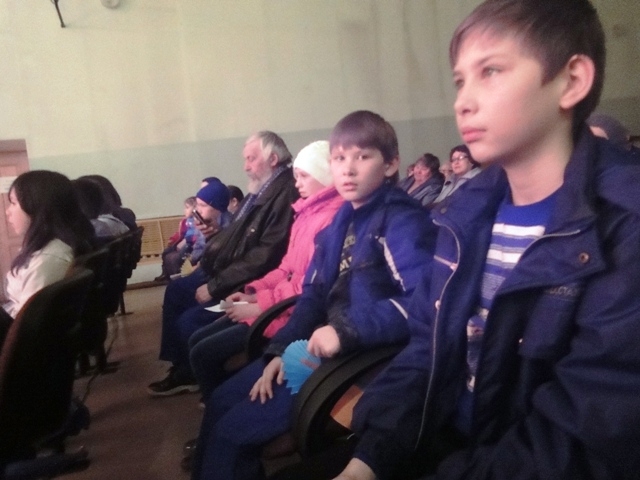 В зале кроме родителей было много мальчишек и девчонок, которые в руках держали поделки из