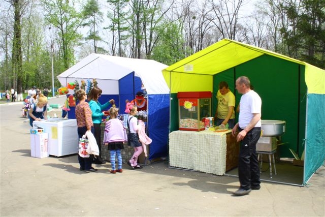 праздничному настроению способствовала солнечная погода