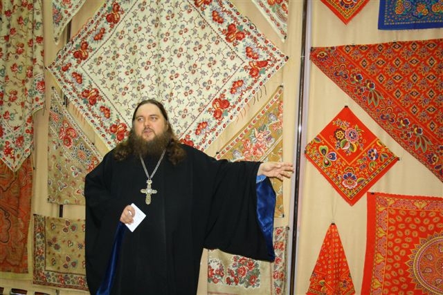 Экскурсию проводил отец Иннокентий
