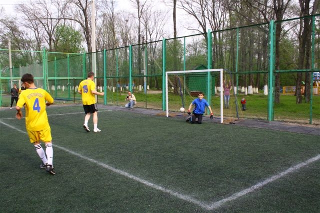 Вратарь, пропустив гол, улыбается