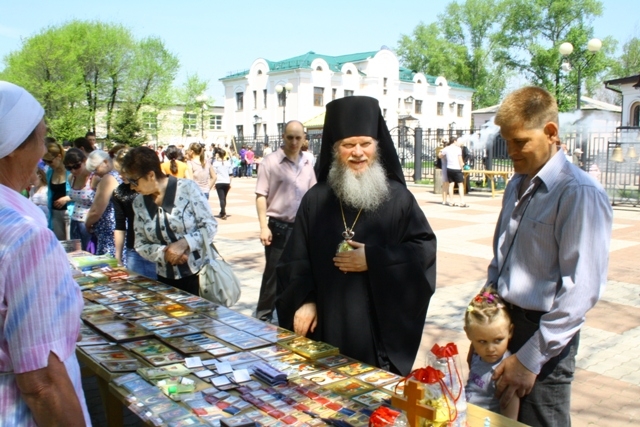 Владыка Иосиф осматривает выставку икон