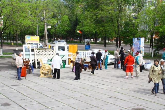 Выставка протянулась вдоль многолюдной улицы Шолом-Алейхема