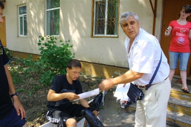 Владимир Коновалов раздает планы и спортинвентарь