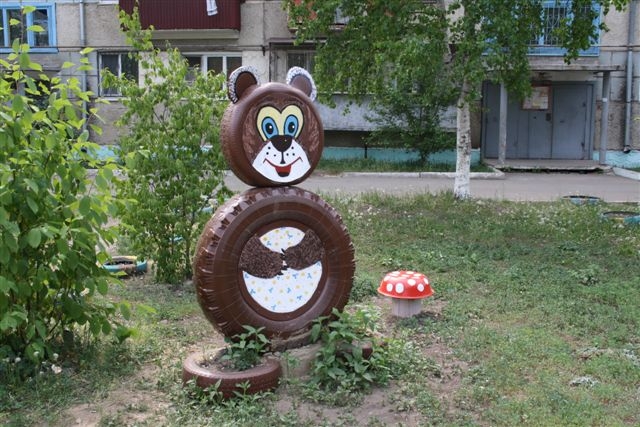 Жильцы сами мастерят у себя во дворе из подручных материалов сказочных зверей