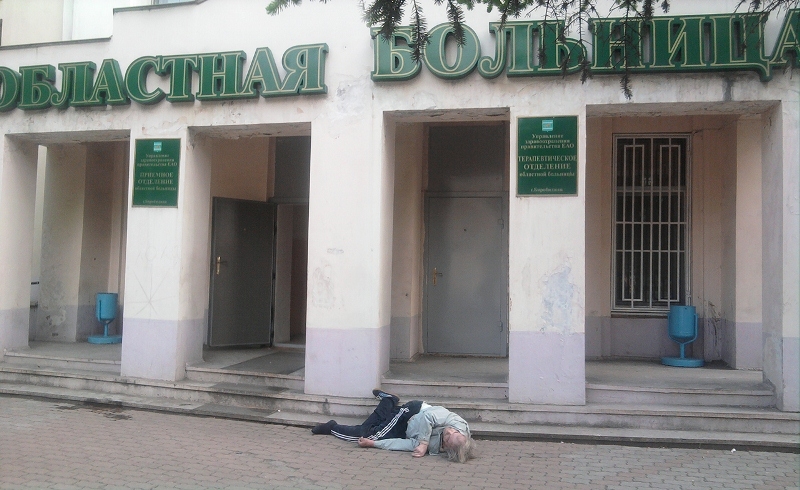 Обездвиженного мужчину нашли прохожие на пороге областной больницы