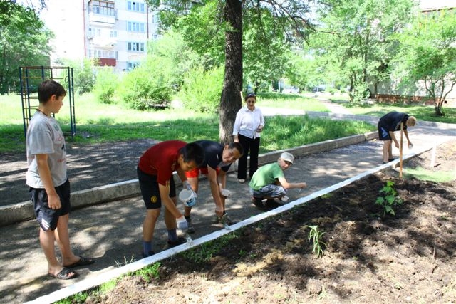 Дети создают клумбы по месту жительства в Биробиджане