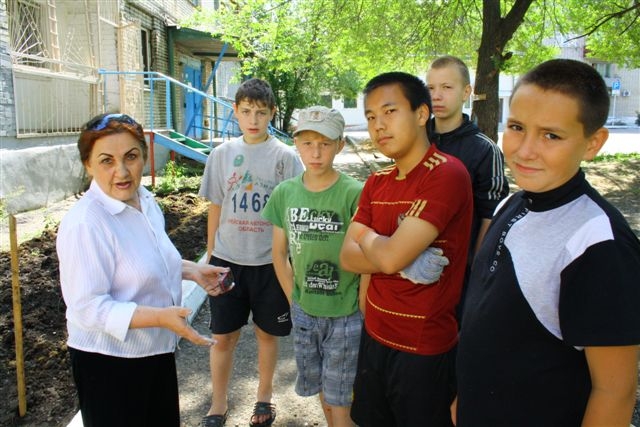 Дети создают клумбы по месту жительства в Биробиджане
