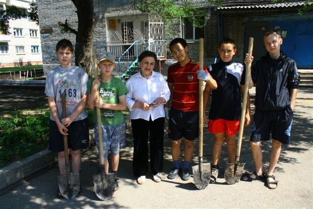 Дети создают клумбы по месту жительства в Биробиджане
