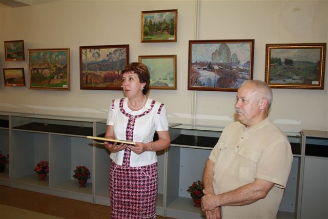 Людмила Копенкина благодарит художника за выставку