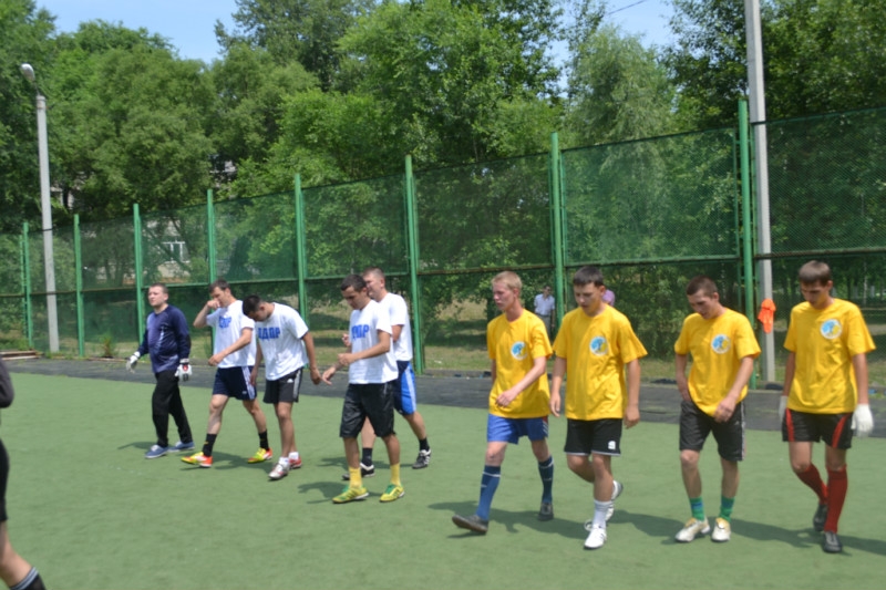 По жеребьевке на поле вышли команды ЛДПР против команды Союза молодежи