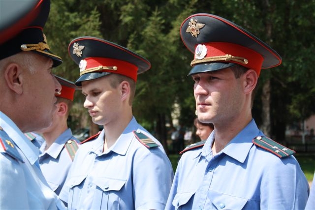 Многие вопросы вызывали добрые, а порой и смущенные улыбки на лицах закаленных постовых