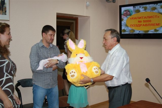 Управляющий ОПФР по ЕАО Александр Бобров подарил семье Киричек мягкую игрушку