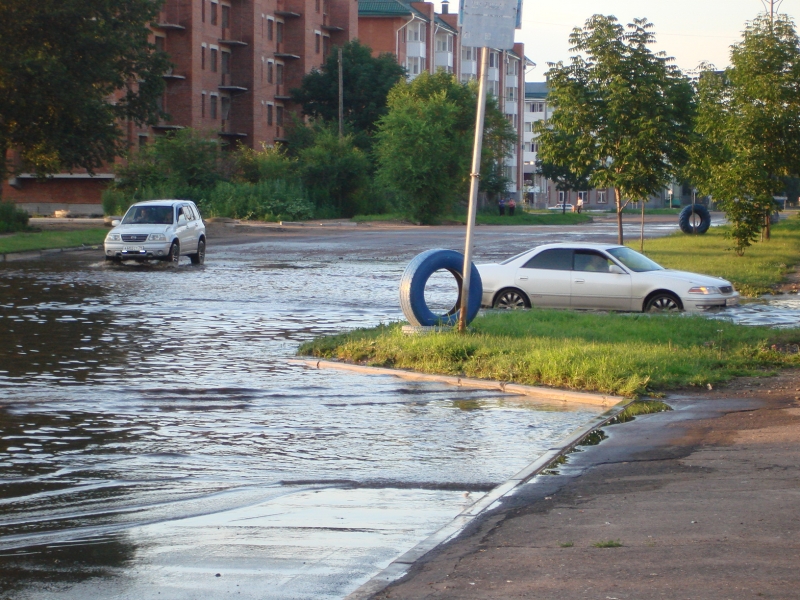 Бороздить водные просторы вынуждены автомобилисты Биробиджана