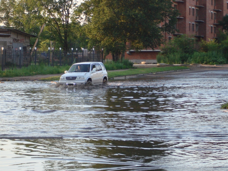 Бороздить водные просторы вынуждены автомобилисты Биробиджана