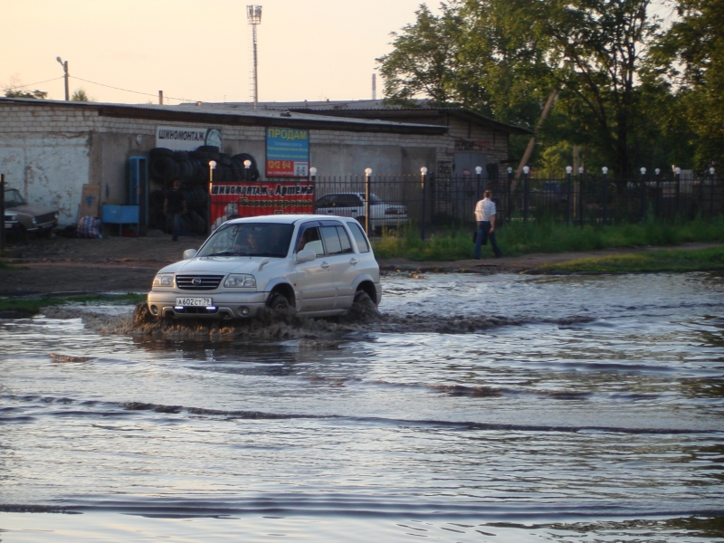 Бороздить водные просторы вынуждены автомобилисты Биробиджана