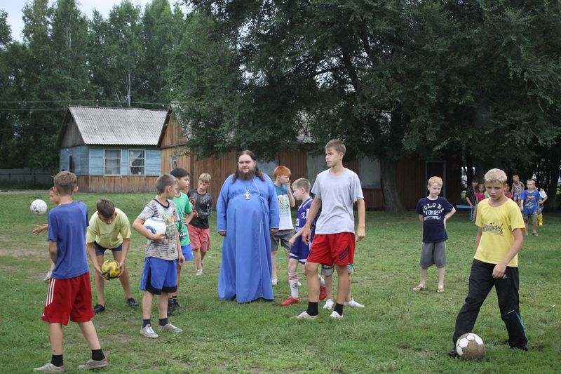 Сейчас проходит жесткий отбор по физической подготовке юных футболистов 