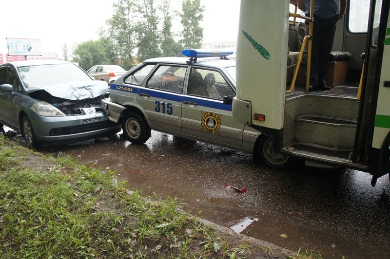 Пассажирский автобус попал в тройное ДТП в Биробиджане