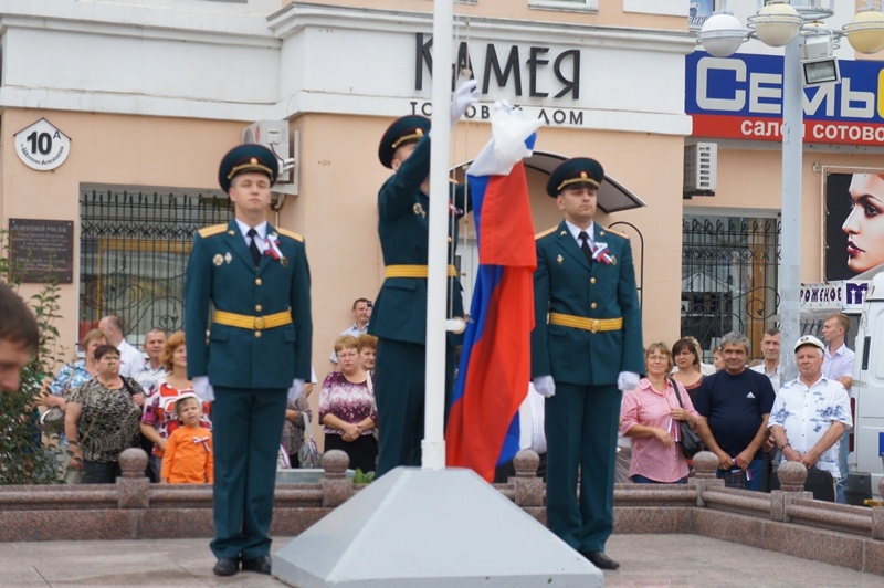 Государственный триколор торжественно подняли в центре Биробиджана