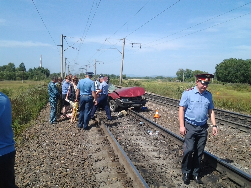 Поезд сбил легковой автомобиль на железнодорожном переезде в Биробиджане