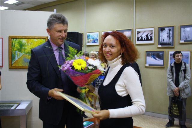 Мэр города Андрей Пархоменко награждает преподавателя художественной школы Татьяну Каргову