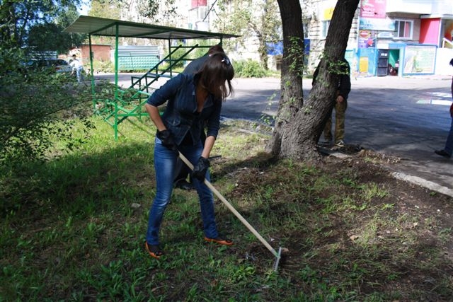 Муниципальные служащие Биробиджана провели юбилейный субботник