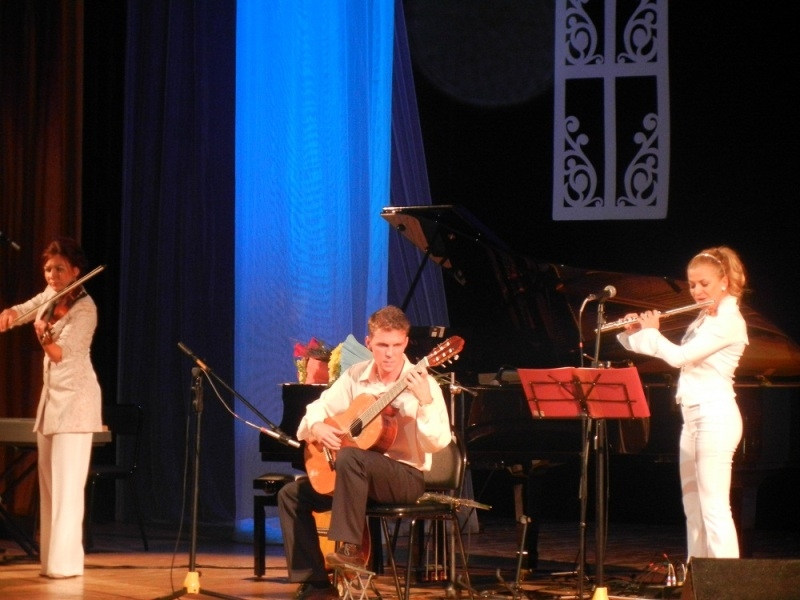 Коллектив областной филармонии подарил к 75-летию Биробиджана Встречи у рояля