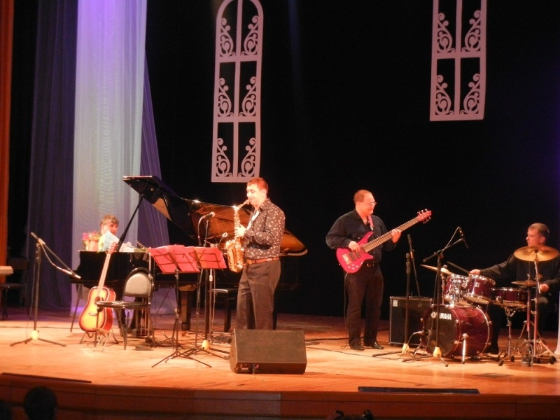 Коллектив областной филармонии подарил к 75-летию Биробиджана Встречи у рояля