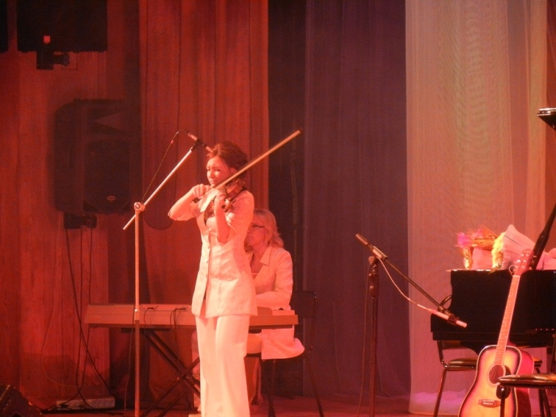 Коллектив областной филармонии подарил к 75-летию Биробиджана Встречи у рояля